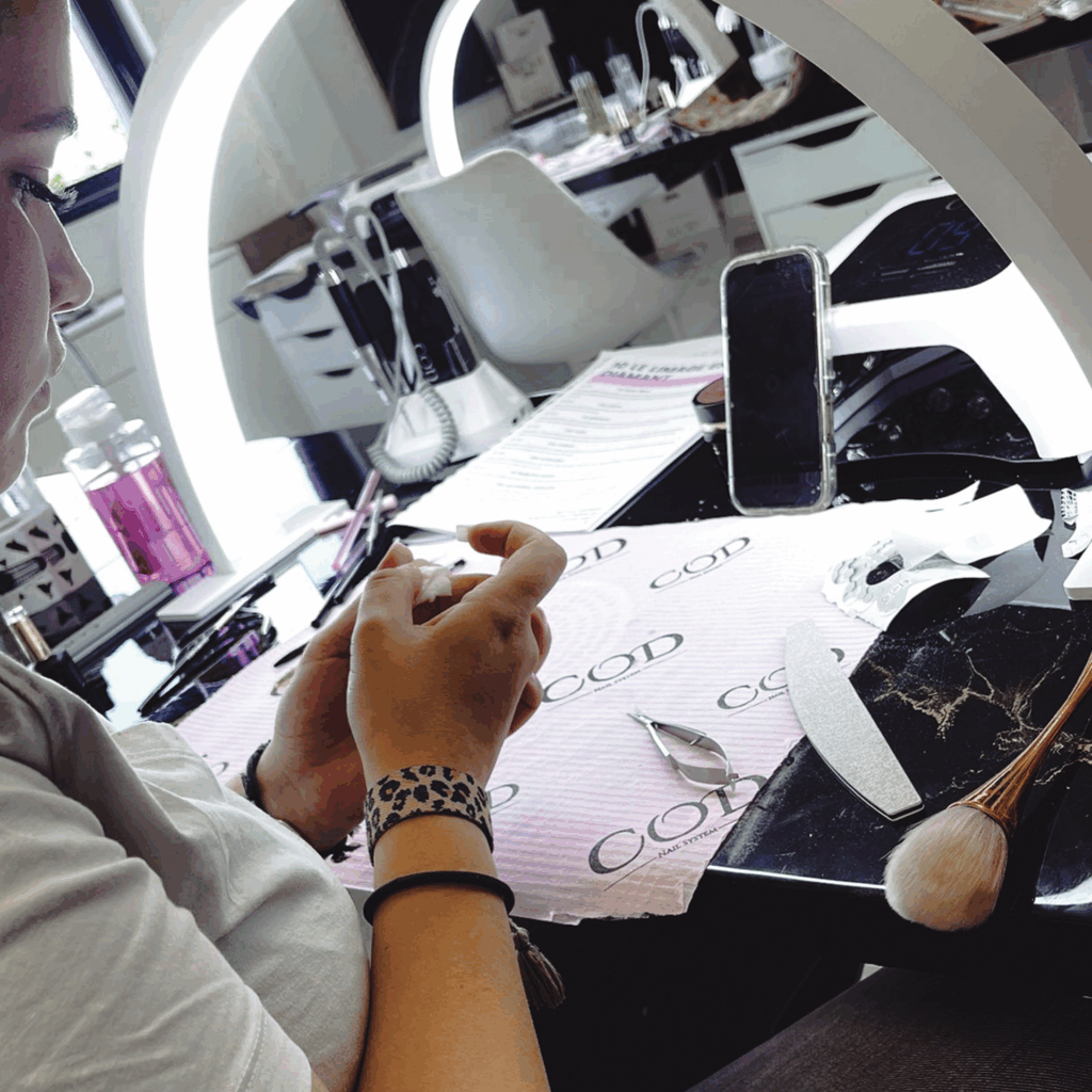 Stagiaire en formation ongulaire réalisant un exercice pratique sur feuille d’entraînement au centre COD.