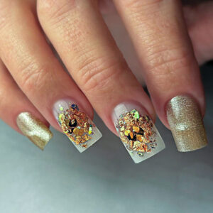 Pose gel carrée avec encapsulation de feuilles métalliques dorées et cuivre, finition chrome doré sur ongles accent.