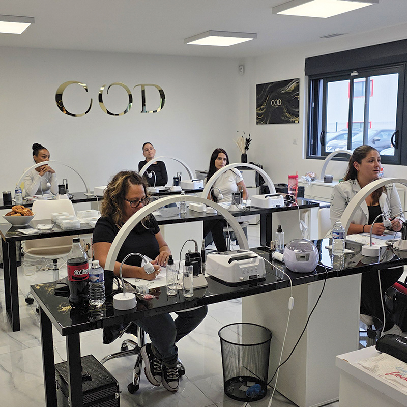 Session de formation en prothésie ongulaire au centre COD avec stagiaires en pratique sur postes