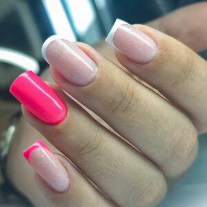 Pose gel rose pailleté avec french blanche et accent fuchsia brillant sur ongles forme carré arrondi.