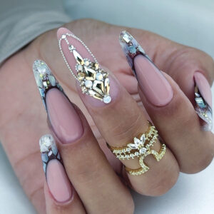 Pose ongulaire artistique avec incrustations marbrées, babyboomer nude et décoration strass en relief sur forme amande longue.