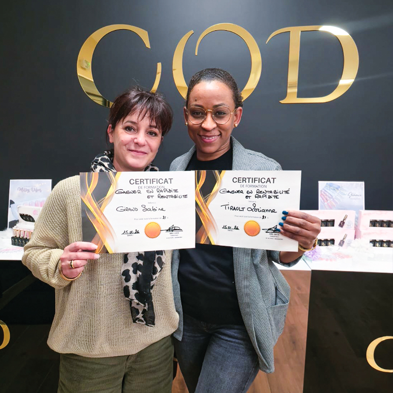 Deux participantes présentant leur certificat de formation devant le logo COD Nail System.