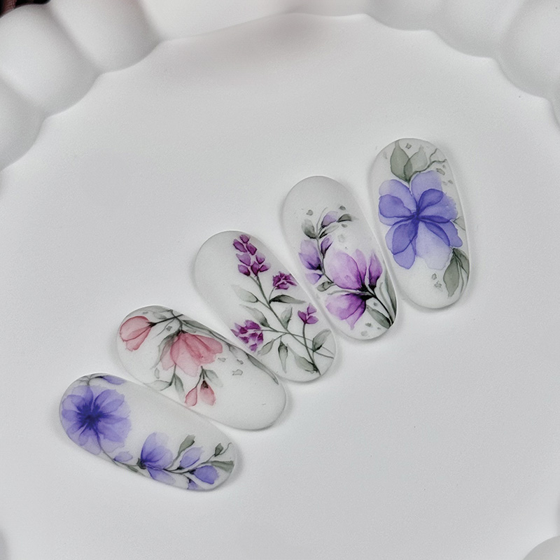 Formation Aquarelle et 3D dégradés : réalisation de motifs floraux en peinture aquarelle sur ongles avec effets artistiques et relief.