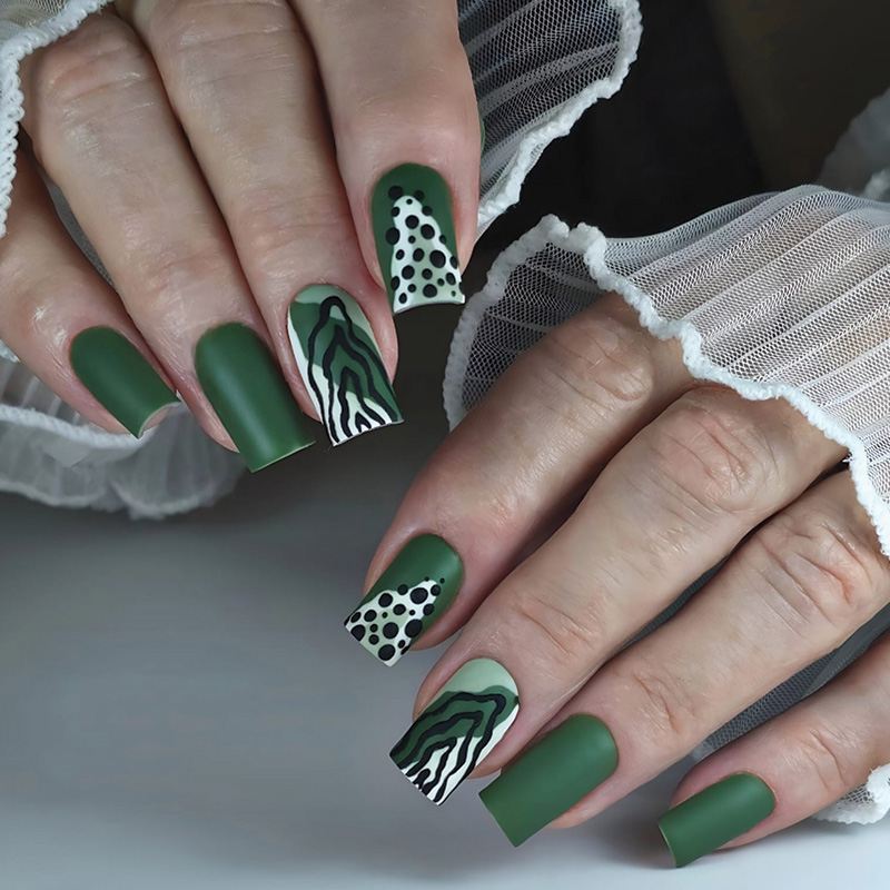 Formation Gagner en rapidité et rentabilité : optimisation des protocoles de travail en salon avec pose nail art vert mat et design graphique.