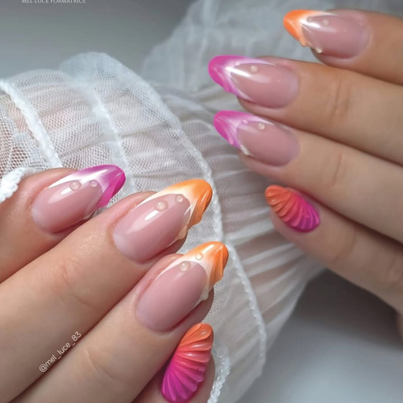 Formation Mix Salon : initiation aux pratiques du nail art en salon avec pose d’ongles en dégradé rose et orange et effets 3D.