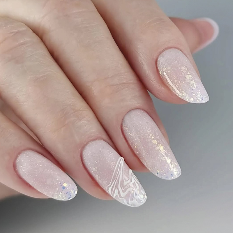 Formation Perfectionnement Salon : amélioration des poses gel en salon avec finition nude pailletée et travail de précision.