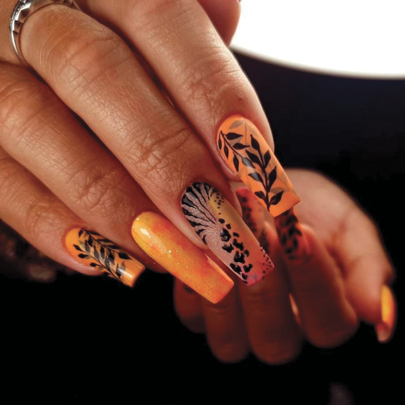 Formation Popits : réalisation d’extensions ongulaires avec technique Popits salon et Popits C-curve, finition nail art dégradé orangé.